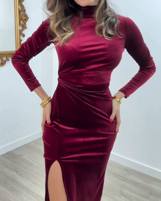 Elegancka aksamitna sukienka z rozcięciem z boku