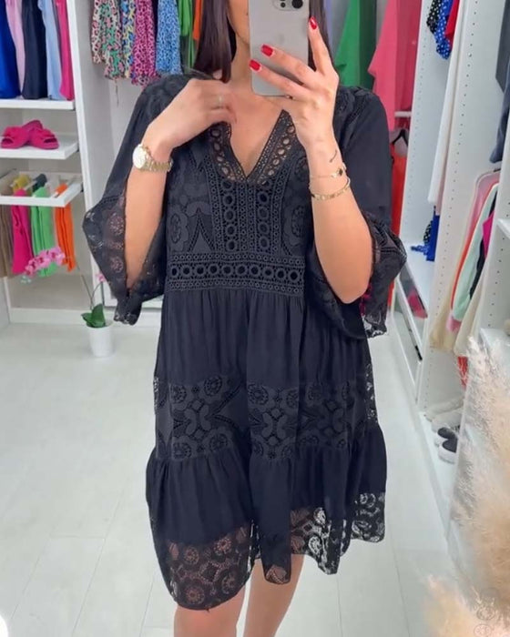 Elegancka sukienka z koronki w jednolitym kolorze z dekoltem w kształcie litery V