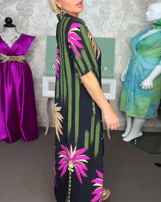 Luźna sukienka z krótkim rękawem i nadrukiem w liście