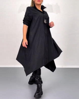 Sukienka o nieregularnym kroju w jednolitym kolorze