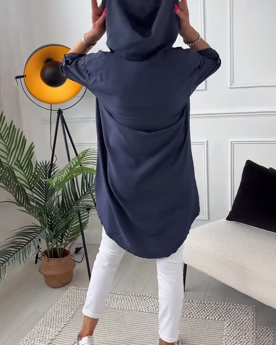 Płaszcz z kapturem i nadrukiem w litery zapinany na guziki