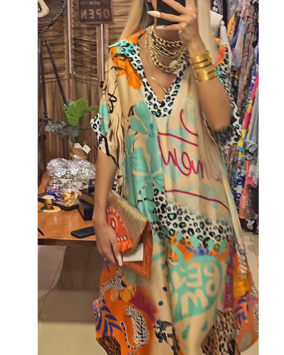Swobodna sukienka w panterkę i kolorowy nadruk z głębokim dekoltem w kształcie litery V