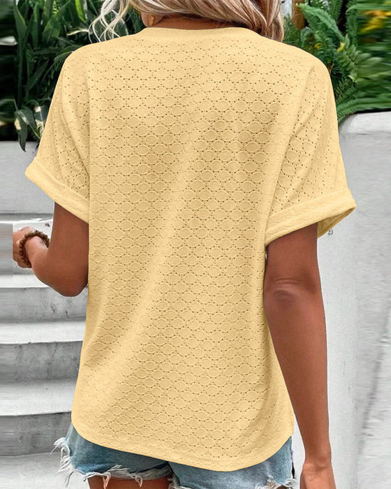 Swobodna bluzka z dekoltem w serek w jednolitym kolorze zapinana na guzik