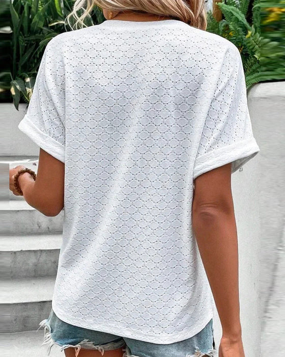 Swobodna bluzka z dekoltem w serek w jednolitym kolorze zapinana na guzik