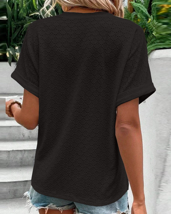 Swobodna bluzka z dekoltem w serek w jednolitym kolorze zapinana na guzik