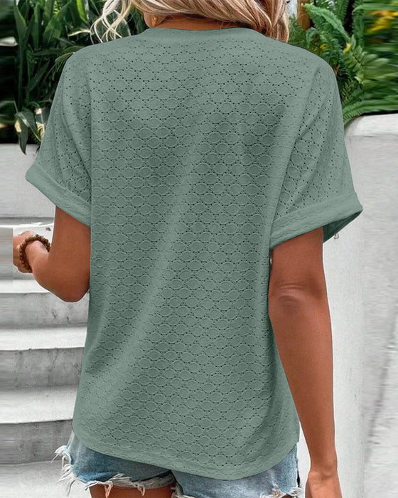 Swobodna bluzka z dekoltem w serek w jednolitym kolorze zapinana na guzik