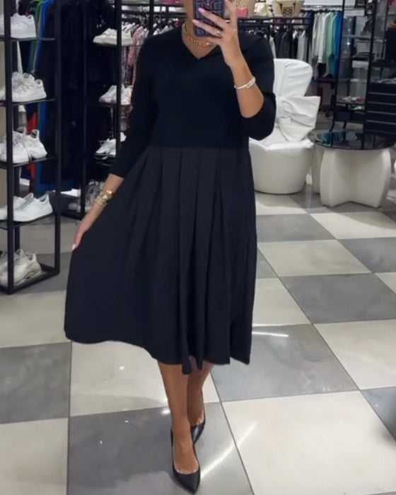 Plisowana sukienka z dekoltem w kształcie litery V