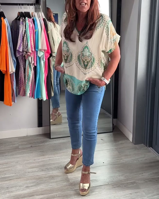 Bluzka z nadrukiem w stylu retro i dekoltem w kształcie litery V