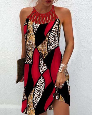 Sukienka w kontrastowym kolorze bez rękawów