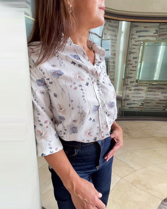 Elegancka koszula z guzikami i rękawami trzy czwarte w kwiatowy wzór