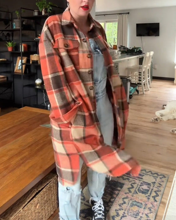 Casualowy płaszcz w kratę zapinany na guziki