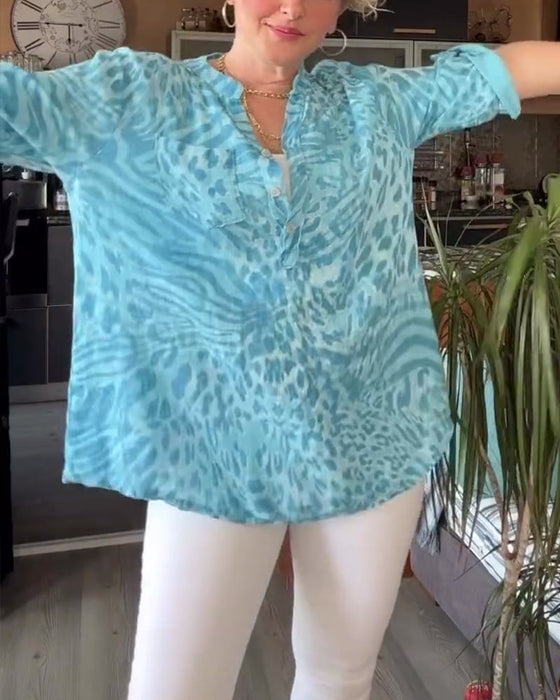 Bluzka z nadrukiem i dekoltem w kształcie litery V zapinana na guziki z rękawami trzy czwarte