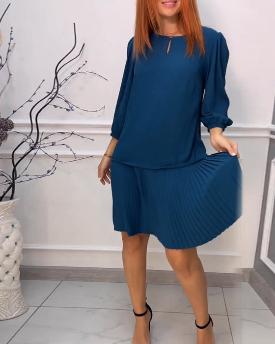 Patchworkowa plisowana sukienka w jednolitym kolorze