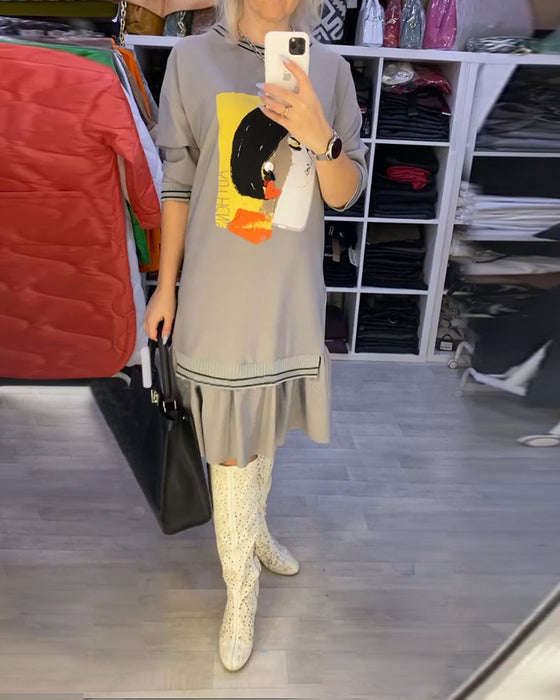 Sukienka o ciekawym kroju z długim rękawem