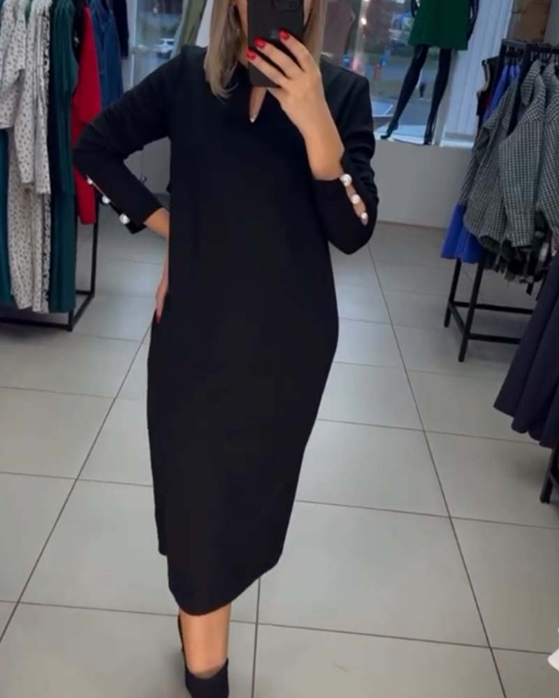Elegancka sukienka zapinana na perłowe guziki