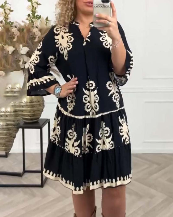 Elegancka sukienka z nadrukiem i dekoltem w kształcie litery V