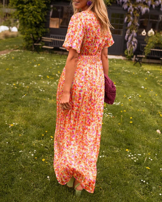 Sukienka w kwiaty z dekoltem w kształcie litery V