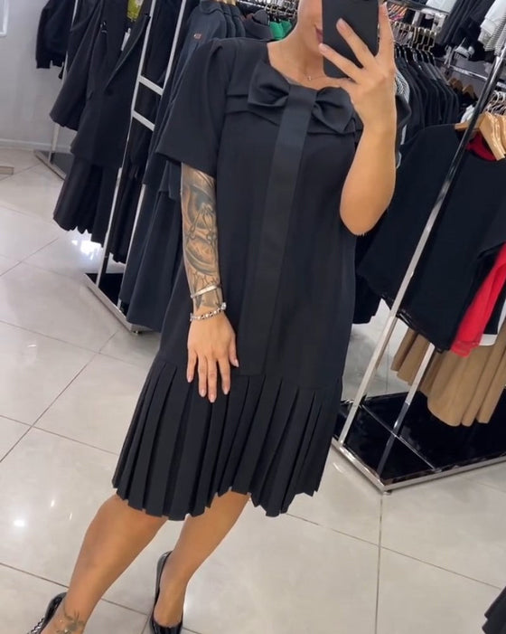 Sukienka z krótkim rękawkiem i plisowanym dołem