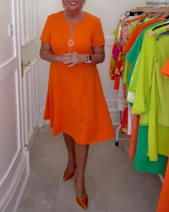 Modna sukienka w jednolitym kolorze zapinana na zamek z krótkim rękawem