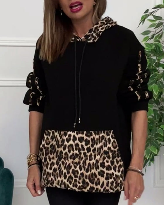 Luźna bluza z kapturem z nadrukiem w panterkę