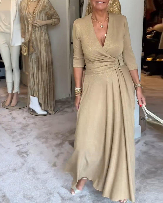 Elegancka sukienka w jednolitym kolorze z dekoltem w serek i rękawami o długości 3/4