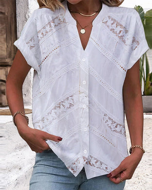 Koronkowa bluzka z krótkimi rękawami i dekoltem