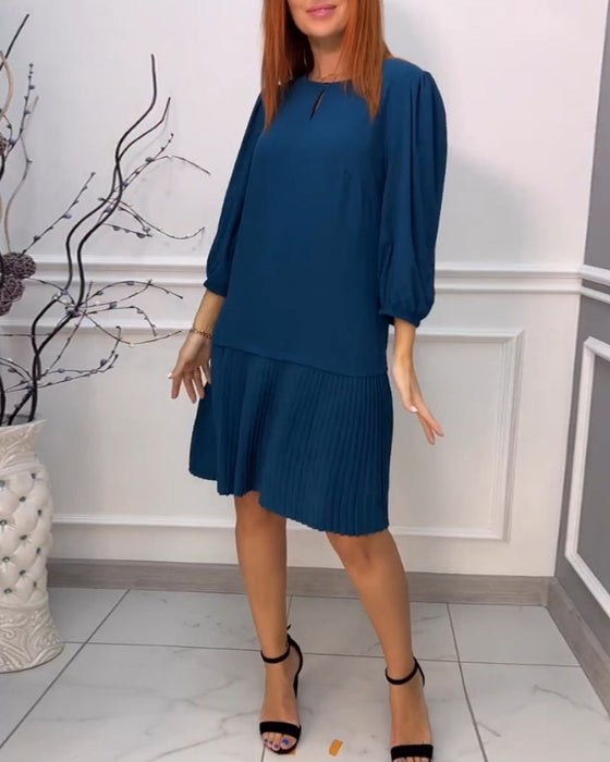 Patchworkowa plisowana sukienka w jednolitym kolorze