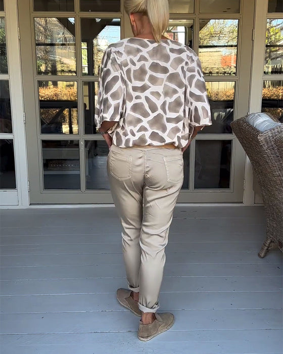 Elegancka bluzka z nadrukiem i dekoltem w kształcie litery V z rękawami nietoperzowymi
