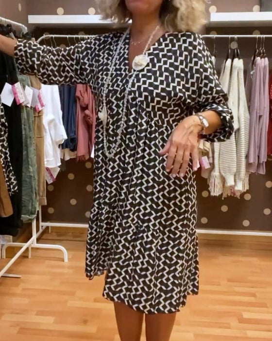 Sukienka na co dzień z geometrycznym nadrukiem i dekoltem w kształcie litery V