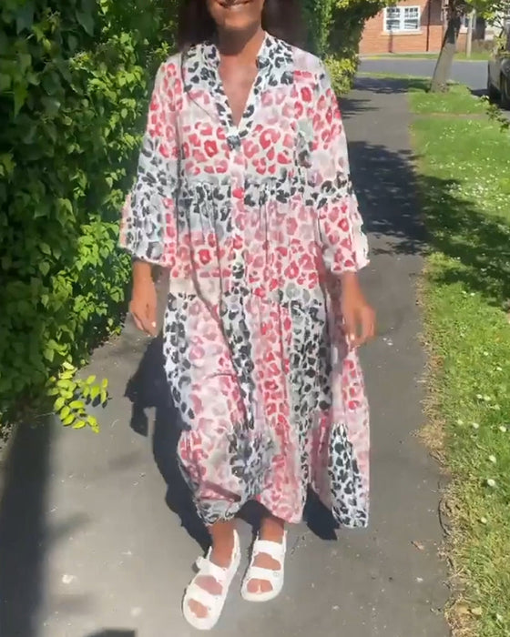 Sukienka z falbaną i nadrukiem z dekoltem w kształcie litery V