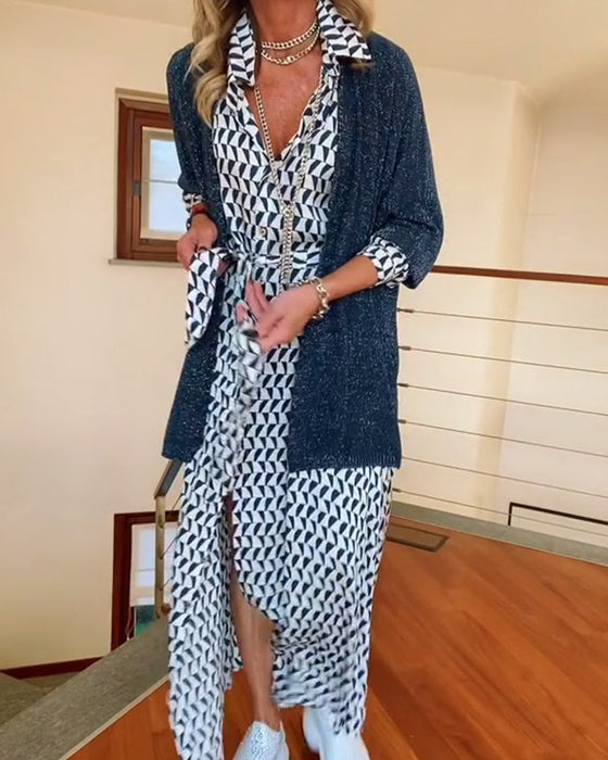 Sukienka z geometrycznym nadrukiem i rozcięciem