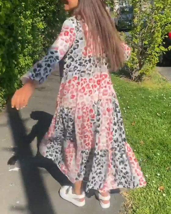 Sukienka z falbaną i nadrukiem z dekoltem w kształcie litery V