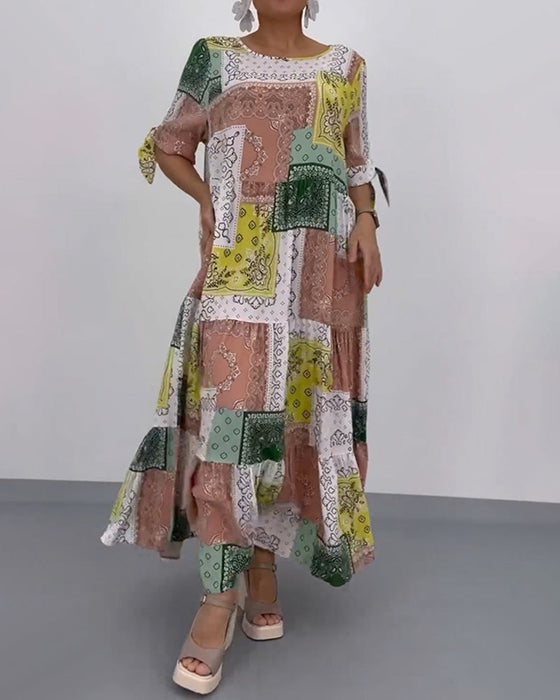 Długa sukienka z okrągłym dekoltem i nadrukiem w kwadraty