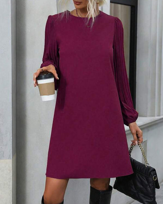 Sukienka o eleganckim kroju i jednolitym kolorze