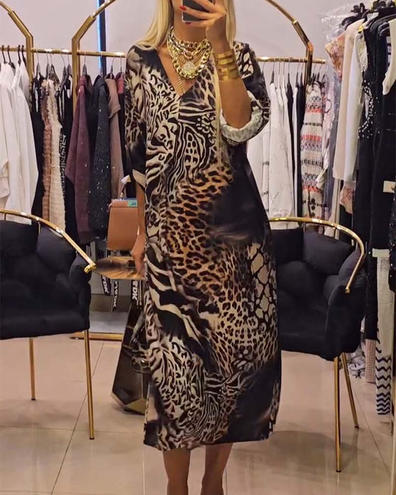 Luźna sukienka w panterkę z dekoltem w kształcie litery V