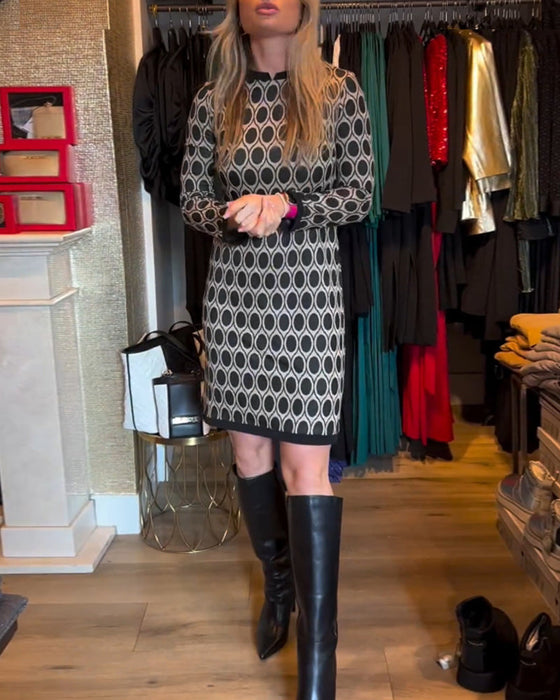 Sukienka w kropki do kolan