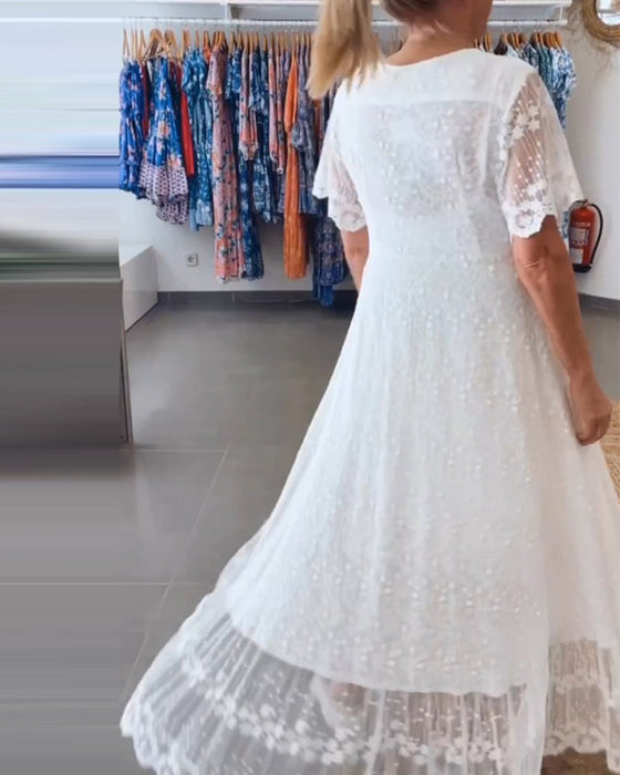 Zwiewna sukienka z głębokim dekoltem w kształcie litery V