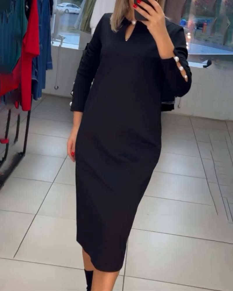 Elegancka sukienka zapinana na perłowe guziki