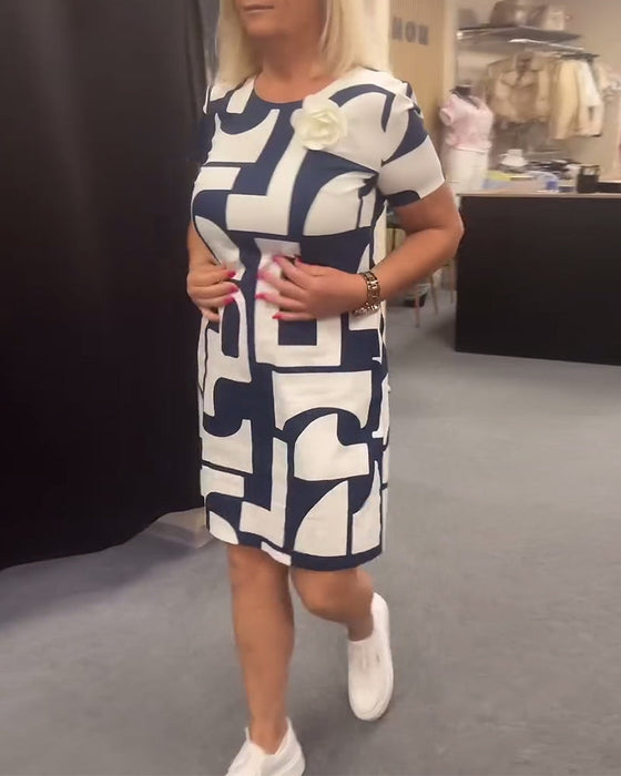 Sukienka z kieszeniami i nadrukiem w geometryczne wzory