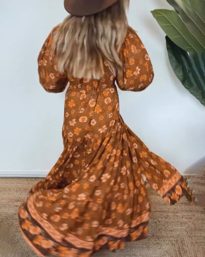 Sukienka w stylu vintage z kwiatowym nadrukiem i dekoltem w kształcie litery V