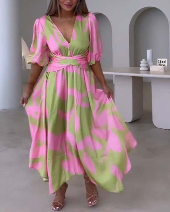 Elegancka sukienka z głębokim dekoltem w kształcie litery V z nadrukiem