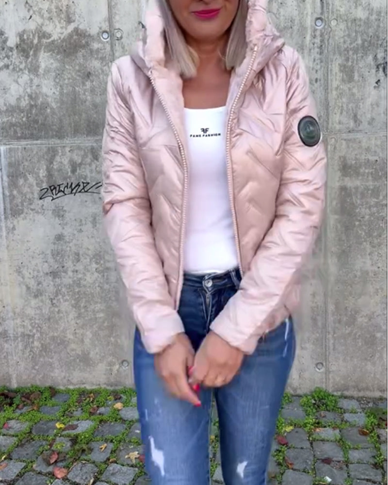 Swobodna jednokolorowa pikowana kurtka z kapturem i zamkiem błyskawicznym