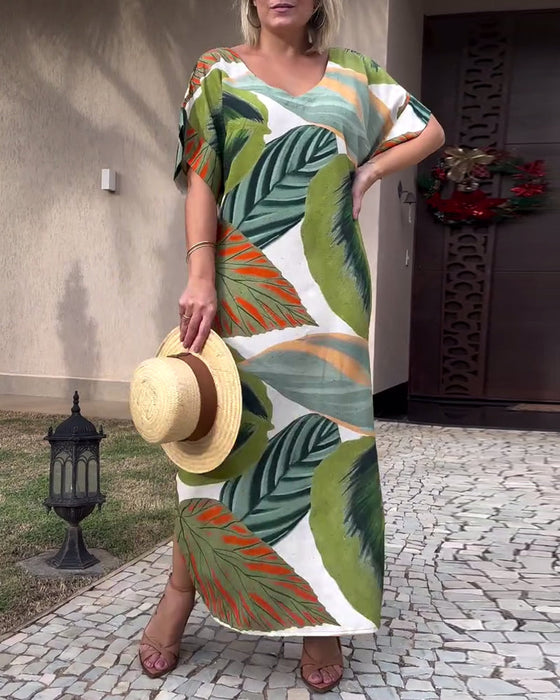 Sukienka o swobodnym fasonie z krótkim rękawem i rozcięciem