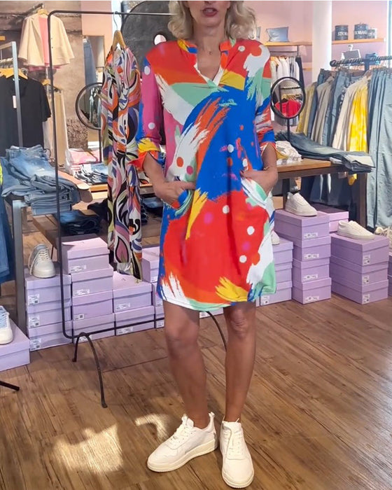 Elegancka sukienka z kolorowym nadrukiem i dekoltem w kształcie litery V