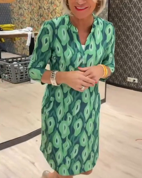 Sukienka z dekoltem w kształcie litery V i rękawami 3/4 z nadrukiem