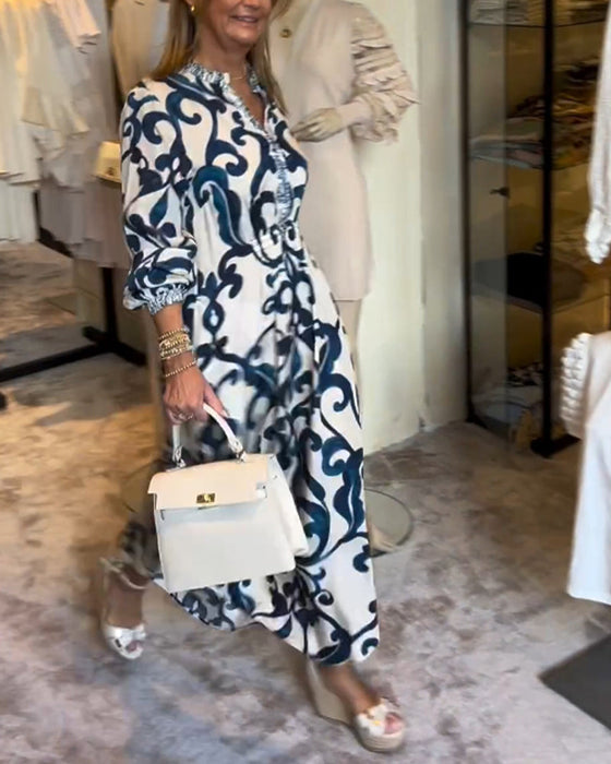 Luźna sukienka z nadrukiem i dekoltem w szpic