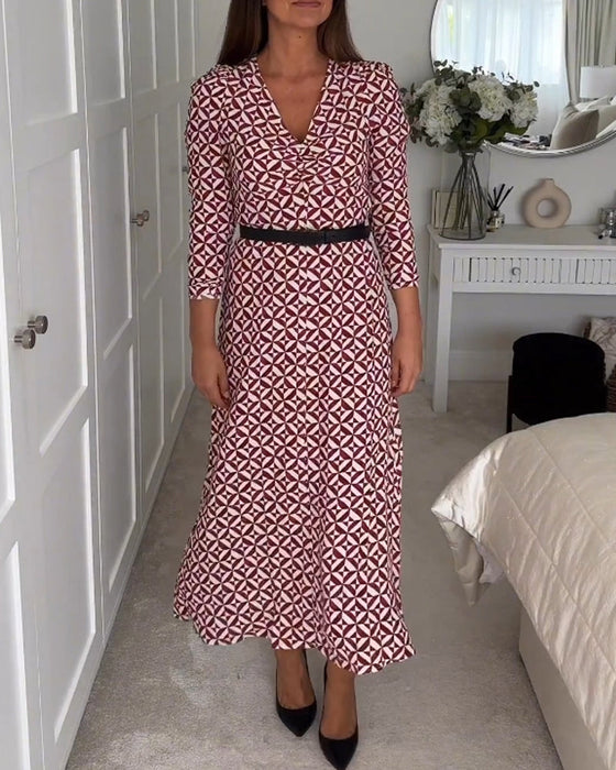 Elegancka sukienka z geometrycznym nadrukiem i dekoltem w kształcie litery V