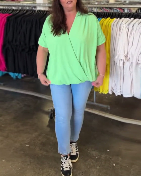 Bluzka na co dzień z dekoltem w kształcie litery V wykończona falbaną w jednolitym kolorze