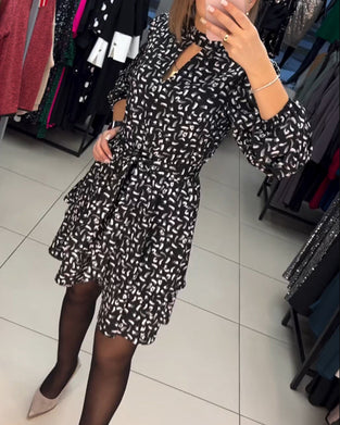 Elegancka sukienka z nadrukiem i wycięciem