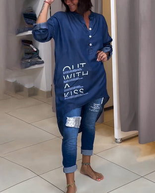 Koszula zapinana z nieregularnym nadrukiem w litery